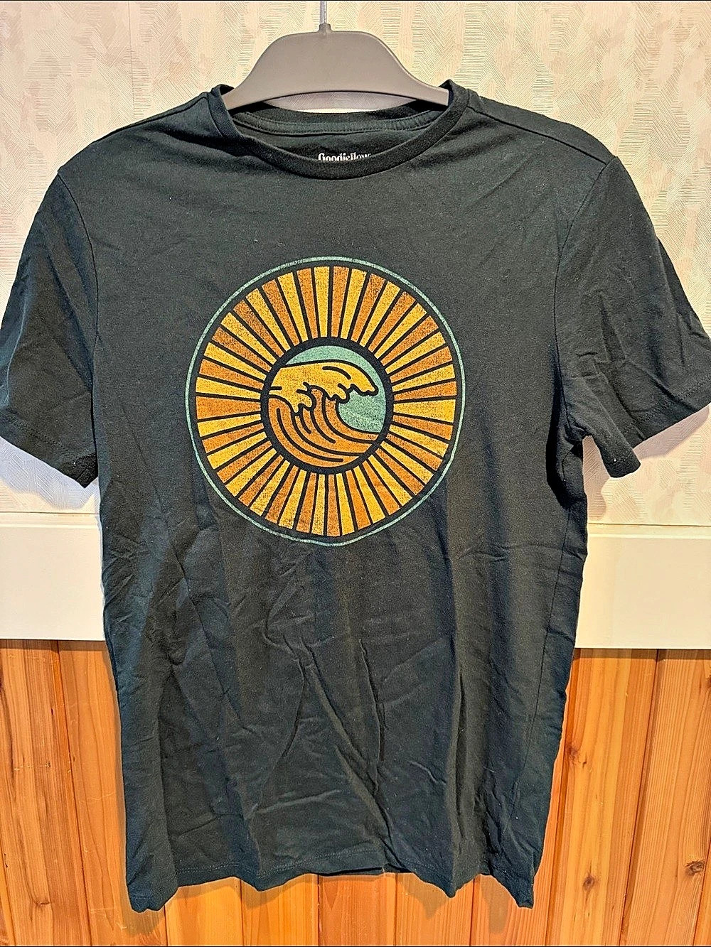 Goodfellow & Co Men'Small Sun Wave Surf Graphic T-Shirt dark green  Small
